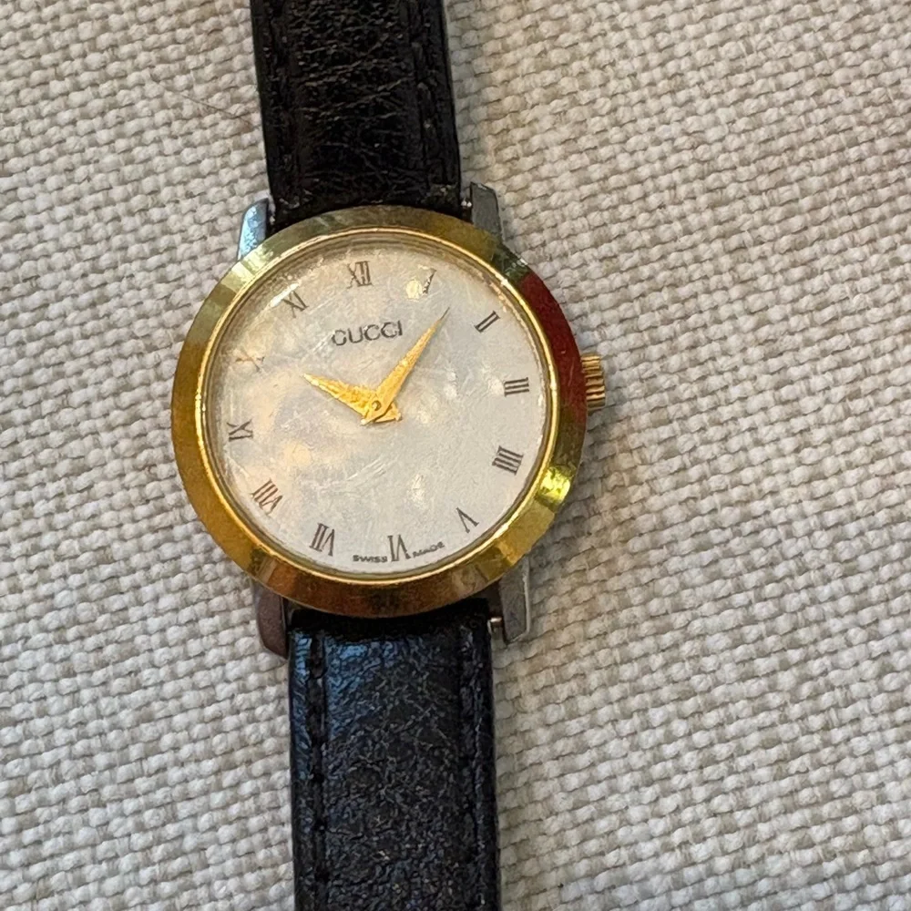 Vintage Gucci Gold and Black Roman Numeral Watch Swiss Made - Picture 6 of 13